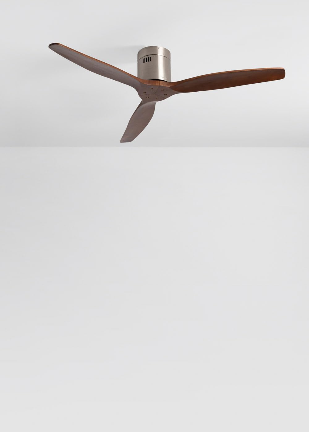 CREATE / WINDCALM NATURAL WOOD M/​Ventilador de techo níquel aspas madera nogal y mando / 40W, Temporizador, Ø132 cm, 6 velocidades, silencioso, función verano-​invierno