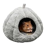Espacio de Retiro Seguro: Con su forma de cueva semi-cerrada, la cama para hámster proporciona un escondite seguro que mejora la comodidad al mantener un flujo de aire balanceado y la privacidad necesaria. Esto permite que las mascotas se relajen de forma natural en un entorno cómodo y protector, ideal para momentos de tranquilidad donde su hámster puede descansar o recuperar energías sin interrupciones en su hábitat.