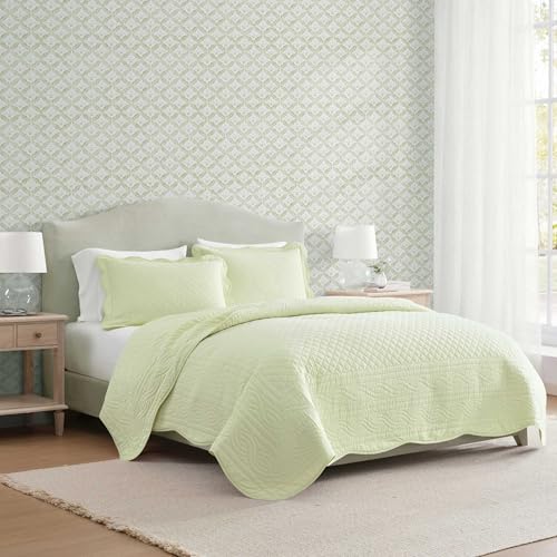 Image of Martha Stewart - Queen Size Quilt Set, Soft & Breathable Cotton Percale Quilted Bedding with Matching Pillowcases, Scalloped Edge Bed Set, Vintage Scallop Green