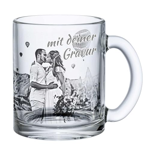 Kiwistar UG - Gravurglas Tasse mit Foto und Text personalisiert - Panorama - Glasbecher mit Wunschgravur - Kaffeetasse, Teetasse Paare Freunde Familie - individuelle Fototasse mit Namen graviert