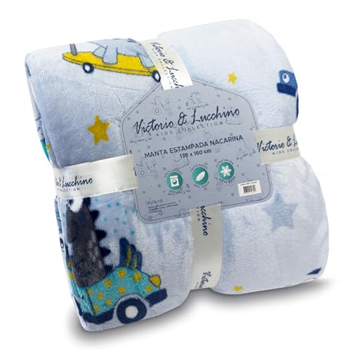 Victorio & Lucchino – Manta Infantil de Sedalina Estampada con Reverso de Sherpa a Contratono | Suave, Cálida y Ligera | Estampados Infantiles | Tamaño 130x160 cm (VL-80531-DINOS)
