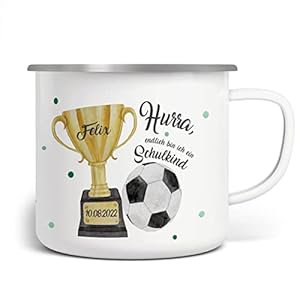 Mikalino Emaille Tasse Hurra, endlich bin ich ein Schulkind Fussball personalisiert mit Wunschname und Datum…
