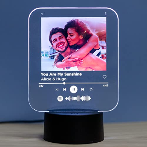 Made in Gift Lámpara de Metacrilato Personalizada en Varios Diseños de Placa con Foto, Texto y Nombres de Base Negra con Iluminación LED Multicolor y Cable USB como Regalo Original (Spotify) Cover