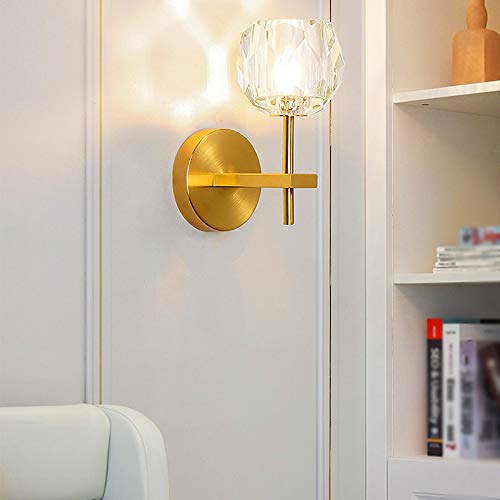 Applique dorée de salon pour sublimer un mur vide avec style créatif