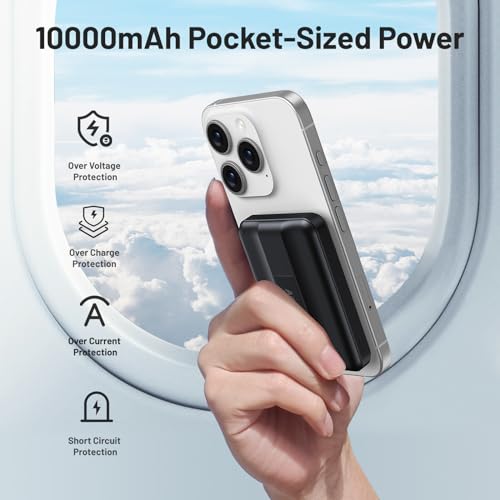 Cargador Mag-Safe de 10000mAh en mano junto a un iPhone en un entorno de viaje, destacando protección de seguridad