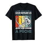 Idée de cadeau pour les hommes qui pêchent, que ce soit pour le sport ou pour le travail. Le design drôle de Ne Jamais Sous-Estimer Un Vieil Homme Avec Une Canne À Pêche pour les Pêcheurtee de truites ou de carpes.