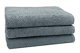 COMBINABLES. No encogen ni se deforman gracias a la doble costura de seguridad en los bordes. El conjunto de 3 piezas puede combinarse con las toallas de lavabo, bidet, tocador, cara y las alfombras de baño a juego de nuestra marca Zollner.