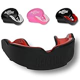 FÜR JEDEN GEEIGNET & UNSCHLAGBARE QUALITÄT: Wir verwenden hochwertiges EVA, dadurch ist der Mundschutz BPA frei und greift die Schleimhäute nicht an. Der Mouthguard wurde unabhängig getestet und ist zertifiziert! Er eignet sich für Kampf Sport wie MMA, Boxen, Kickboxen, Karate, BJJ, Muay Thai, Taekwondo, aber auch andere Sportarten wie Eishockey, Rugby, Basketball, Handball, American Football und Fussball! Außerdem für Männer und Frauen geeignet.
