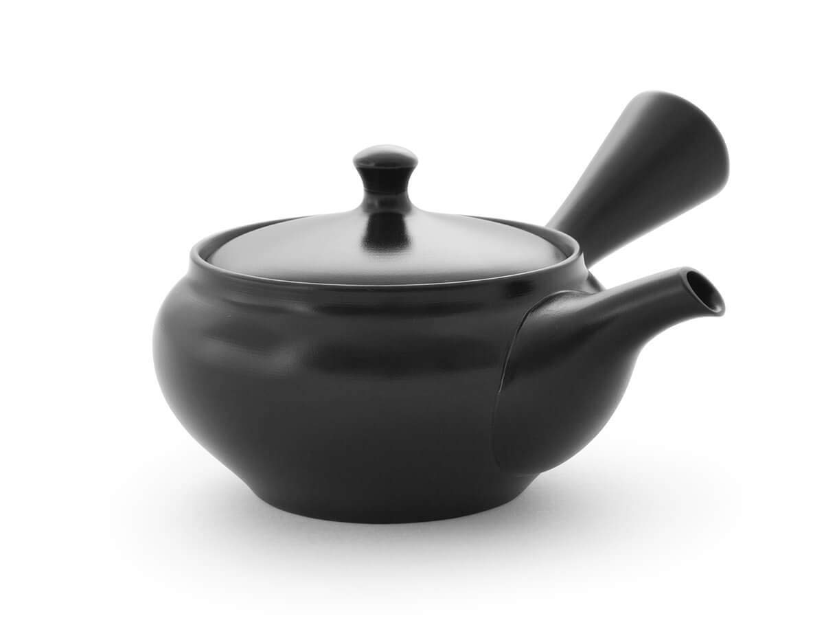 Original japanische Teekanne, Kyusu, mit 5 Becher: Kuro Hiramaru. Integriertes Tee-Sieb aus Edelstahl. Echt japanisches Tee-Set aus natürlichem Tokoname-Ton in schöner Geschenk-Box