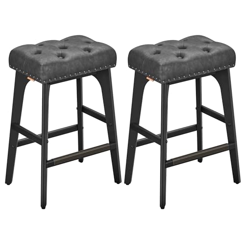 VASAGLE Taburetes de Bar, Juego de 2, Superficie de PU, Botones Acolchados, Bordes con Tachuelas, Patas de Madera, Altura 66 cm, Esquina de Bar, Comedor, Fácil Montaje, Negro Tinta LBC085G02