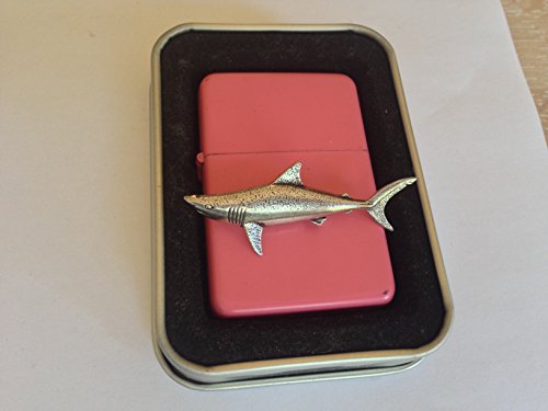 Briquet à essence F15 avec emblème de requin Mako sur un rabat - Coupe-vent - Rose - Rechargeable