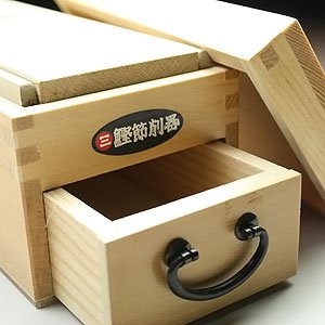 Amazon｜木製 かつお節削り器 王座 本格 鰹節 削り器 鰹箱 日本製