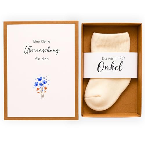 Milaboo Geschenkbox zur Schwangerschaftsverkündung – Du wirst Oma, Opa, Tante oder Onkel – Personalisierte Überraschung mit Babysöckchen – Liebevolle Ankündigung für Familie (Onkel)