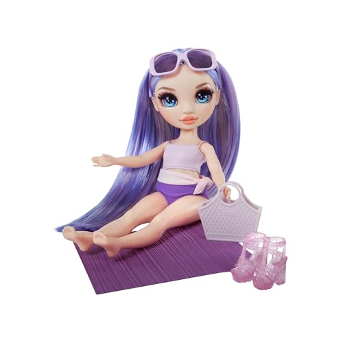 RAINBOW HIGH Swim & Style - Violeta (Morado) - Muñeca de 28 cm con Envoltorio Brillante y +10 Estilos - Traje de Baño Extraíble, Sandalias, Accesorios de Juego - para Niños y Niñas de 4-12 Años