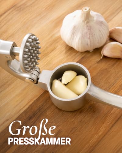 Foto von Zulay Kitchen Knoblauchpresse Edelstahl mit Silikon-Knoblauchschäler und Reinigungsbürste, Knoblauchpresse mit Komfortabler Griff, Ingwerpresse, Haushaltshelfer Knoblauch presse Garlic Crusher, Silber