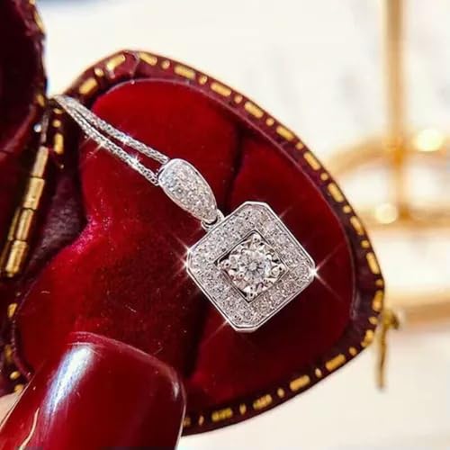 Collier pendentif argent 925 pour sublimer un décolleté féminin