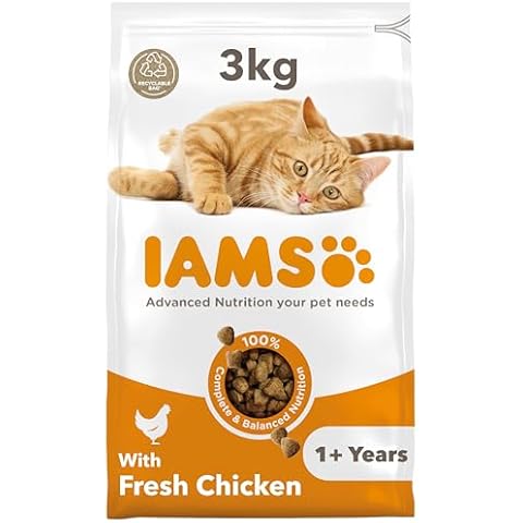 IAMS Complete Dry Cat Food with Chicken Cover