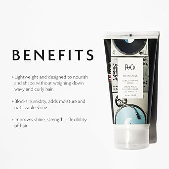 كريم R+Co TURNTABLE Curl Defining Creme يحدد ويعزز تجعيد الشعر ويضيف الرطوبة واللمعان لجميع أنواع الشعر