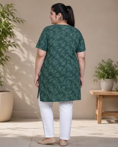 Image of In Love Women's All-Over Printed Cotton Plus Size Longline T-Shirt with Pockets