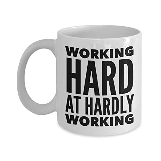 Working Hard at Hardly Working mugg rolig arbetskaffekopp