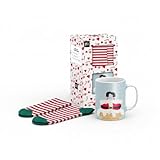 Taza Navideña con Calcetín SET - Regalos originales Navidades - Elfo, Papá Noel y Reyes Magos - Regalo Amigo Invisible (Papá Noel)