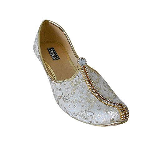 Zapatos de seda indios artesanales y ligeros con acabados tradicionales