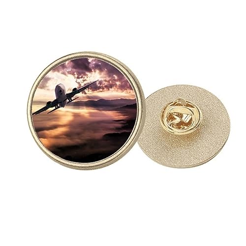 Broche ronde en métal doré pour sublimer un manteau de soirée
