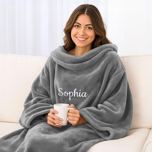 Kuscheldecke XL mit Ärmeln - Bestickt mit Namen oder Wunschtext - extra große Flauschige Ärmeldecke - gemütliche Wohndecke - personalisiertes Geschenk für Männer und Frauen 150 x 240 cm silber