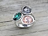 DISEÑO; Un anillo de zamak con baño en plata plata, adornado con piedras de Swarovski, es el más grande adorno para la mano de una mujer. Un recuerdo que se da de generación en generación, como regalo de cumpleaños o como regalo para sí mismo, es una joya de plata con clase, elegancia y belleza en la forma más pura. Nuestro anillo doble de plata se adapta perfectamente y es de cristales de Swarovski.