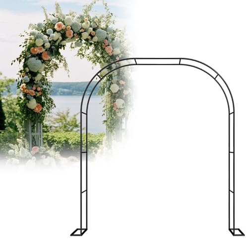 Arche de jardin pour rosiers grimpants créant une allée ombragée dans l'arrière-cour