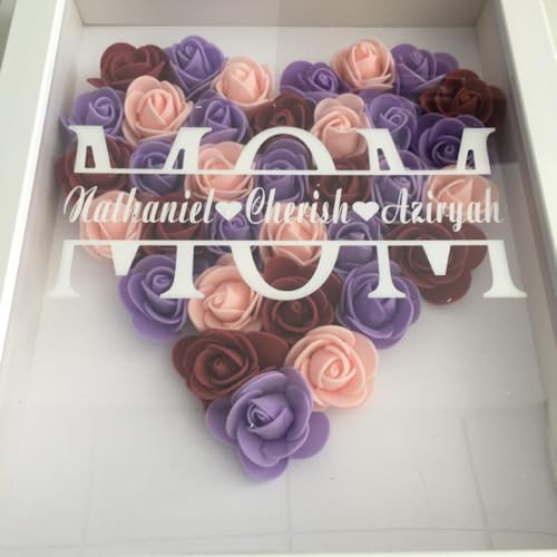 Caja de flores en forma de corazón con nombre grabado en marco de rosas premium 7