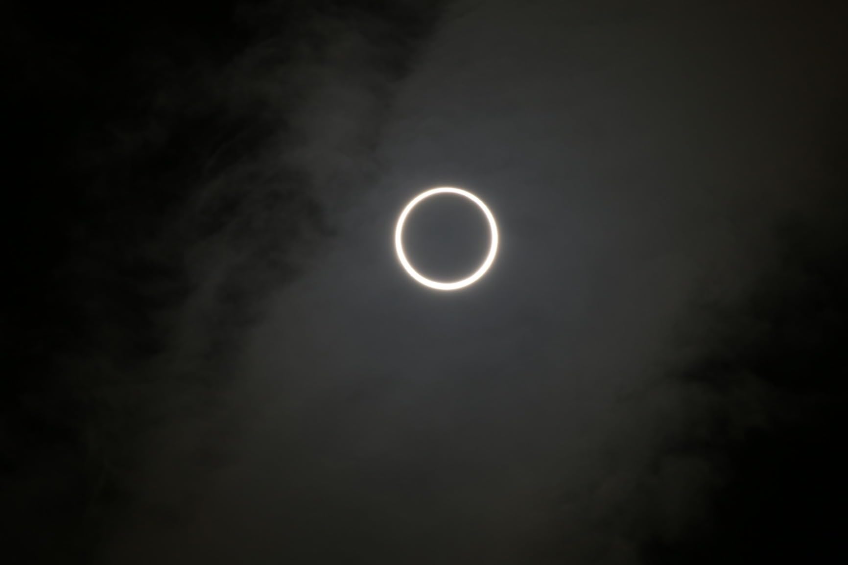 Functioneert als een zonnefilter in het middensegment.