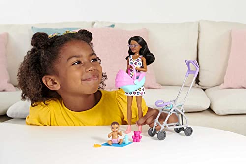 Barbie Skipper Babysitter Inc, Skipper mit schwarzen Haaren, Baby mit braunen Haaren, Kinderwagen, Babytrage, Zubehör, inkl. 2 Puppen, Geschenk für Kinder, Spielzeug ab 3 Jahre,HHB68