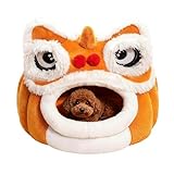 Comodidad Semi-Cerrada: Con un diseño único de león, estas camas cueva para gatos ofrecen un ambiente cómodo y seguro, proporcionando a las mascotas un lugar de descanso privado que realza el atractivo de la decoración del hogar cálida en cualquier setting doméstico. Esta estructura semi-cerrada garantiza que los gatos tengan su propio refugio donde sentirse , mientras se adapta fácilmente a la decoración de tu hogar para crear un espacio íntimo y relajante.