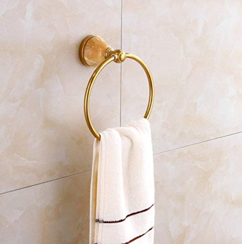 Porte-serviette suspendu doré pour optimiser et décorer une petite salle d'eau