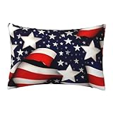 Tissu respirant : la taie d'oreiller imprimée drapeau américain et étoiles est fabriquée en peluche courte, ne perd pas ses poils, a une sensation douce et confortable au toucher, et est douce pour la peau et durable. Techniques de couture exquises, à la fois à l'intérieur et à l'extérieur, pas facile à démonter, pas facile à déformer, et pas sujet au boulochage