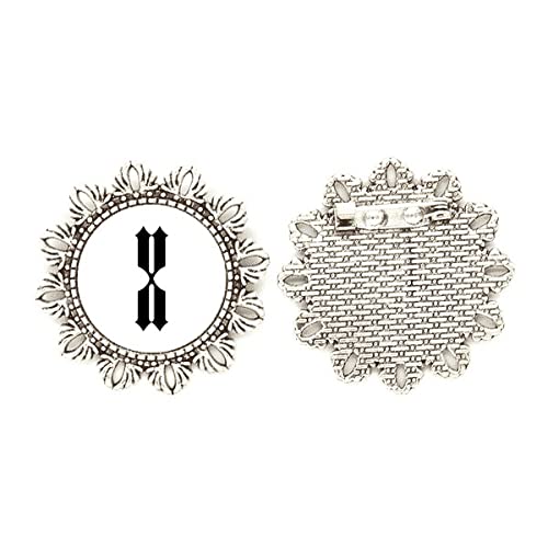 Broche de plata con números romanos para renovar ropa básica