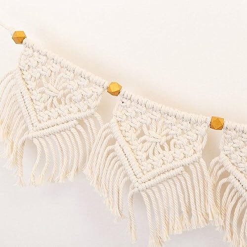 Guirnalda de flecos de macramé que transforma salones con su tejido bohemio 4