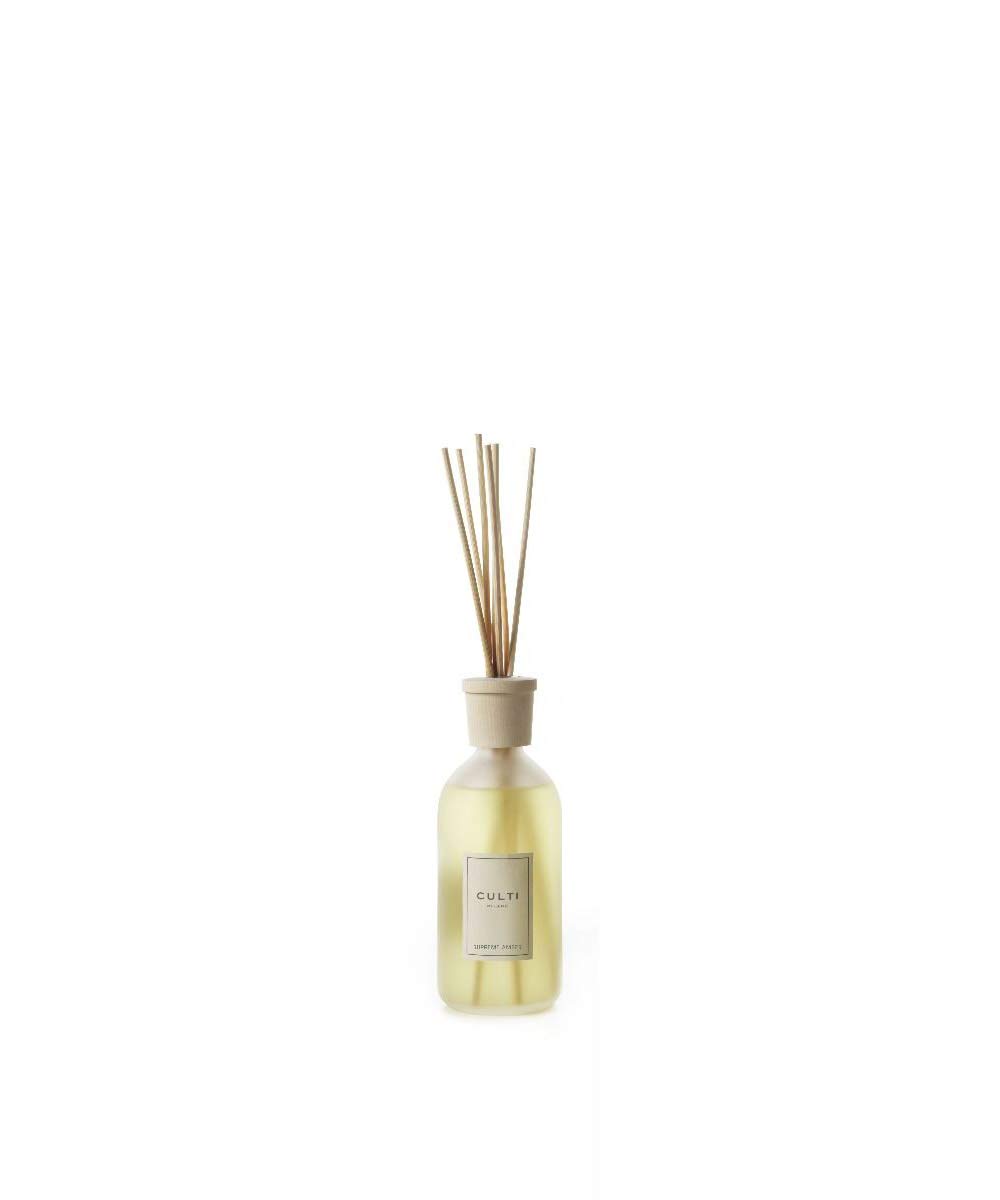 Diffusore bastoncini Stile da 1000 ml | Culti Milano | Fragranza SUPREMEAMBER, all'incenso, benzoino, patchouli, vaniglia nera, nota di cisto e chinotto. - Durata 3 mesi - Metratura da 10 a20 mq