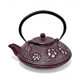 SO SKIN IDASY – Théière en fonte japonaise 900 ml, prune profonde patinée aux reflets argentés, motif pétales relief, filtre inox amovible, intérieur émaillé, design élégant, idée cadeau maison