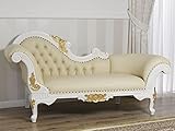 La chaise longue Joana de estilo barroco, fabricada en madera maciza, es una isla de relax en salones de lujo en armonía con el estilo clásico y moderno. La composición se completa con un revestimiento de alta calidad y adornada con botones de Swarovski. Joana de fuerte impacto estético encuentra su lugar en salones elegantes o en elegantes dormitorios.