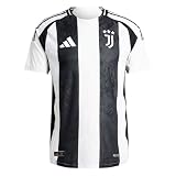 ¡Opta por esta camiseta de fútbol ADIDAS a precios bajos! - Color: Negro, Blanco - Cuello redondo - Manga corta - Corte ajustado - Cuello redondo - 100% poliéster (reciclado) - Tejido suave - CALOR.LISTO - Parche termopegado de la Juventus