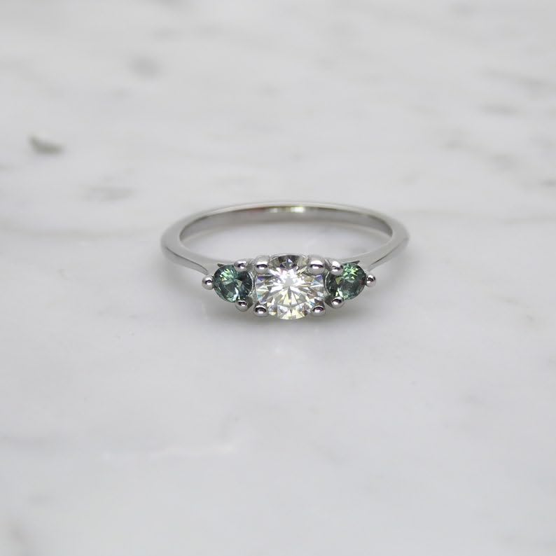 Bague en argent saphir vert le cadeau d'anniversaire mémorable idéal