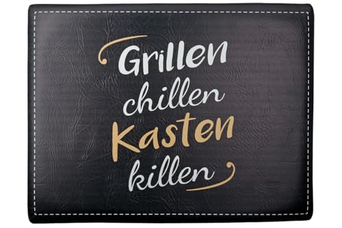 CULT at home Bierkasten Aufsatz Grillen Chillen – Gartenhocker Bierkastensitz inkl Bierdeckel Memospiel - Sitzauflage für Bierkiste Getränkekiste - Hocker für Balkon Camping 44x34 cm Geschenk Vatertag