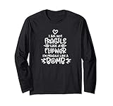 divertido, frágil como una bomba es un gran regalo para las mujeres fuertes. Las mamás, abuelas, hermanas, hijas, esposas y amigos apreciarán el humor de esto. Estas mujeres son flores fuertes, no frágiles. Conoces a la persona perfecta para este diseño.