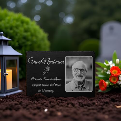 CHRISCK design Schiefer Grabplatte mit Gravur - Grabdeko wetterfest imprägniert für Urnengrab - Gedenktafel mit Foto & riesen Motiv Auswahl - Grabstein Gedenkstein Grab - 22x14 cm o. 30x20 cm