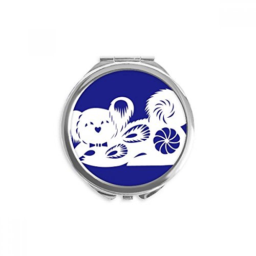 Miroir de poche à la main pour retouches maquillage en voyage motif chien