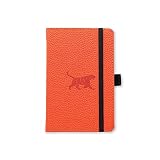 CUADERNO A6 CON MUCHAS CARACTERÍSTICAS: Los cuadernos Dingbats rezuman calidad: este cuaderno de cuero encuadernado en tapa dura está hecho a mano con cuero vegano de PU, crema microperforada de 100 gsm páginas, un cierre elástico y un soporte para bolígrafos. Se completa con hojas finales con huellas de animales y un bolsillo interior para un pequeño detalle adicional: los regalos perfectos para los seres queridos, estos elementos esenciales de viaje son un regalo que sigue dando