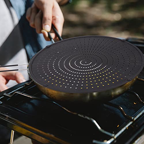 Tapar sartenes con seguridad usando el protector de salpicaduras de grasa para ollas de cocina 5