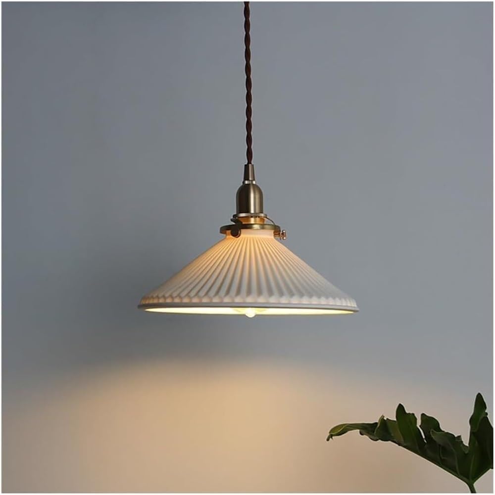 Suspension céramique blanche et laiton au design vintage épuré